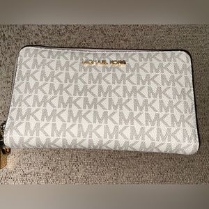 Authentic Michael Kors wallet!